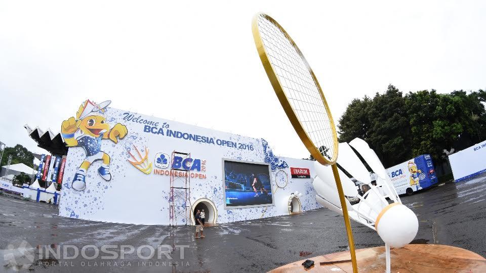 Istora%20Senayan%20tidak%20bisa%20lagi%20menggelar%20pertandingan%20Indonesia%20Open%202017%20karena%20sedang%20direnovasi.